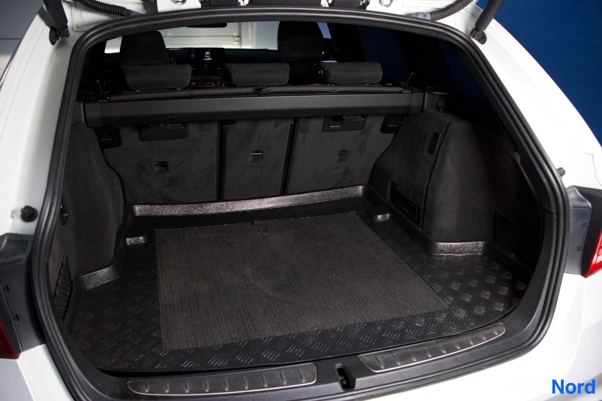Valkoinen BMW 330d 2014, kuva 11