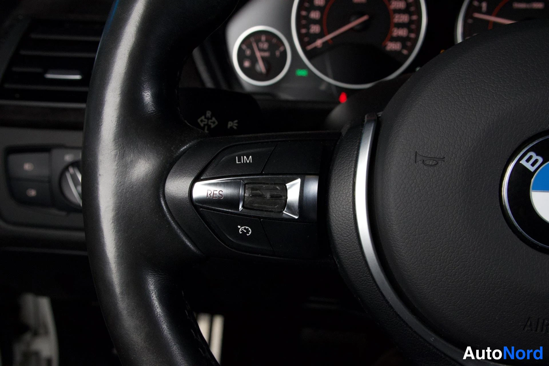 Valkoinen BMW 330d 2014, kuva 14