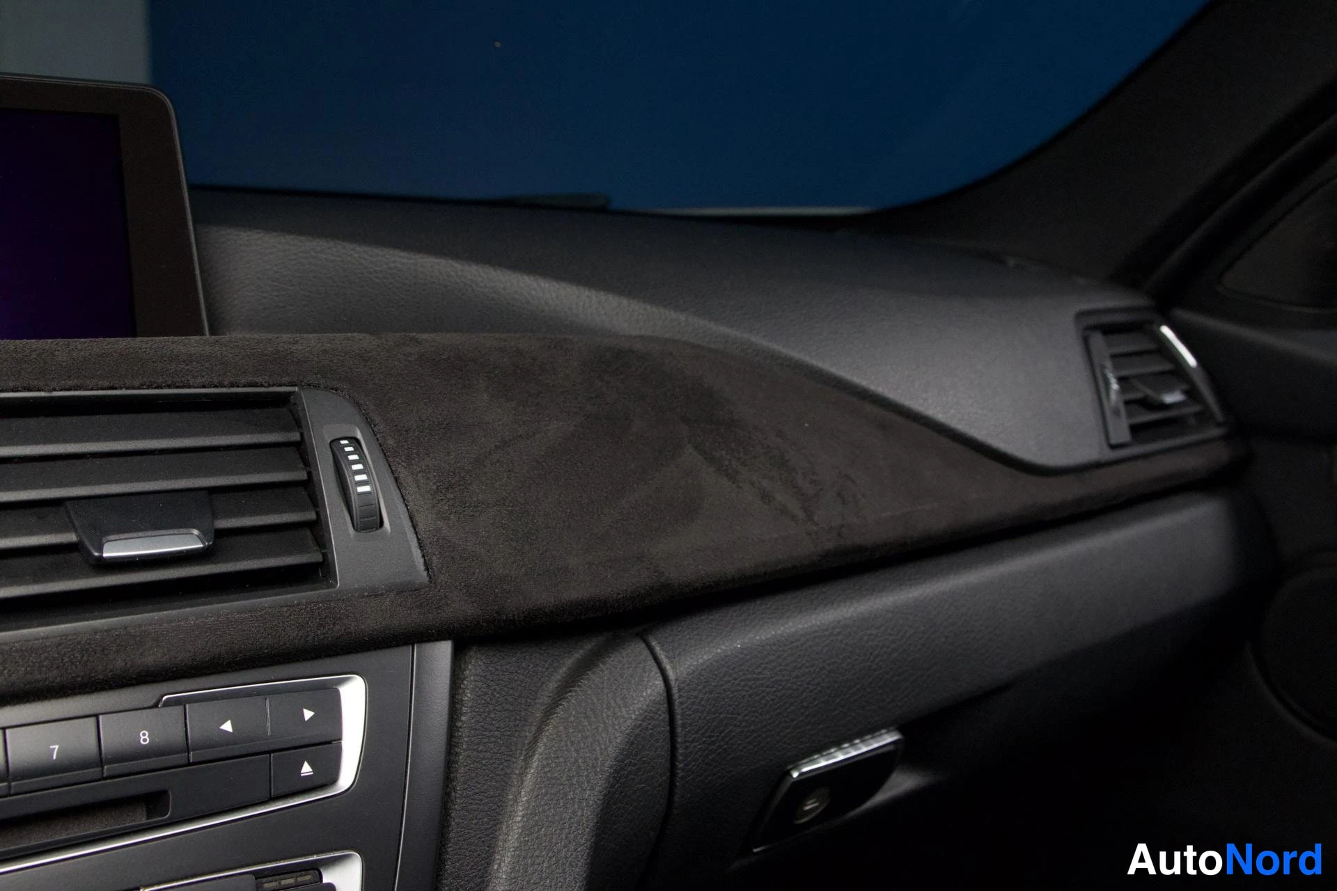 Valkoinen BMW 330d 2014, yksityiskohta, kuva 9