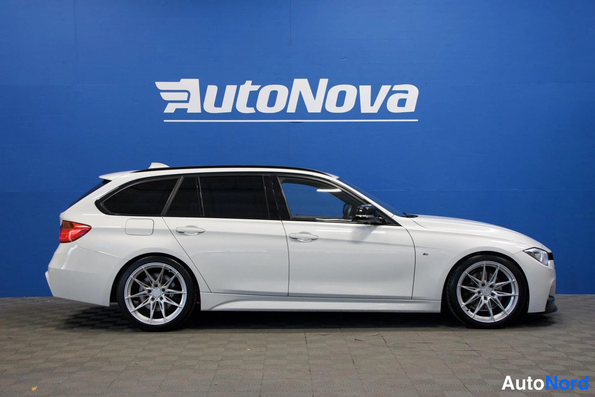 Valkoinen BMW 330d 2014, sivulta, kuva 4