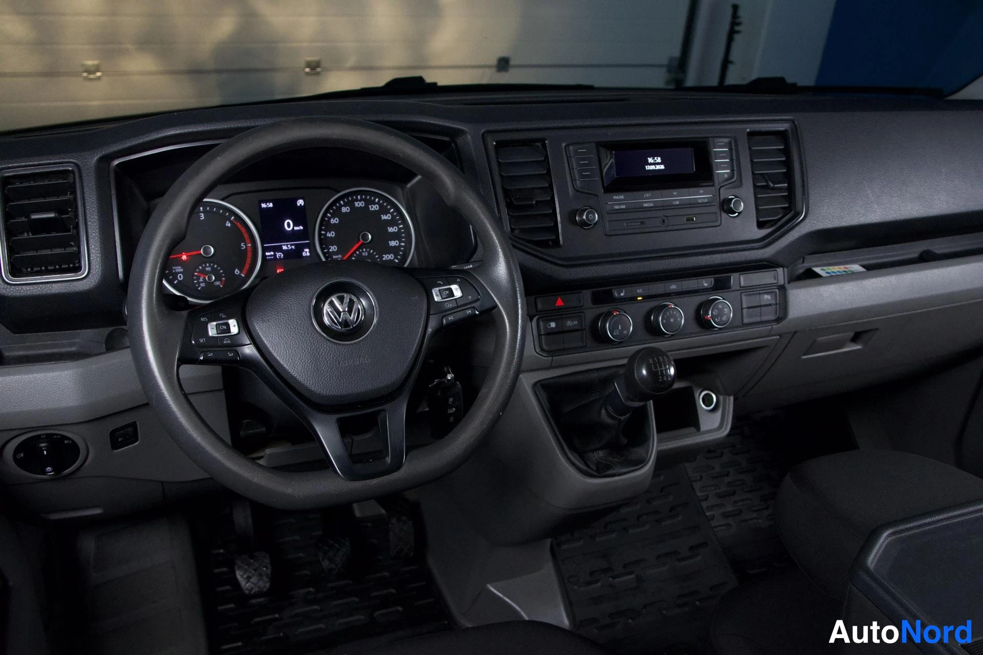 Muu: VW-ohjauspyörä, analogiset mittarit, manuaalivaihto ja kosketusnäyttö.