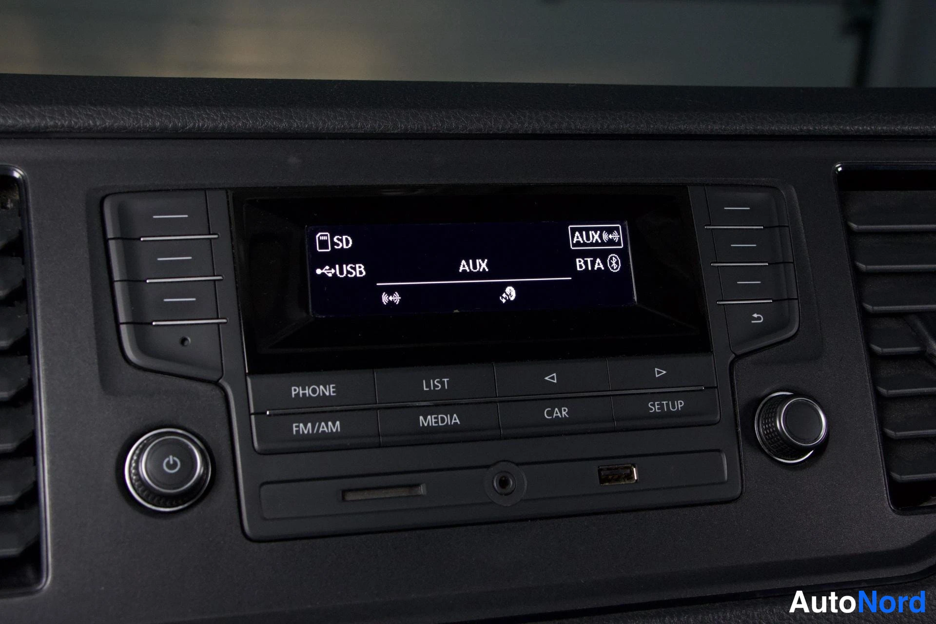 Muu: Autostereon näyttö SD-, USB-, AUX- ja Bluetooth-merinnillä.