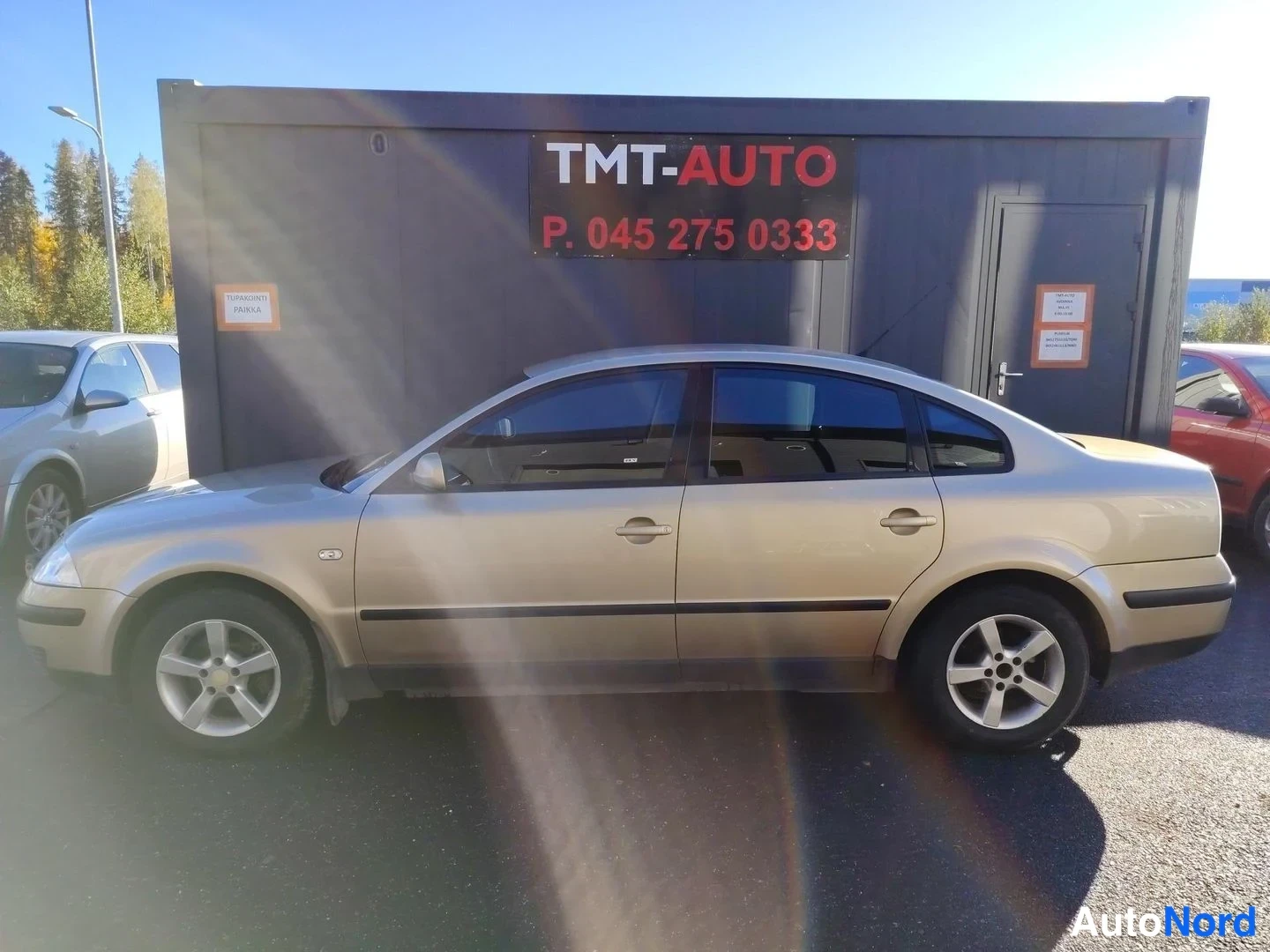 Sivulta: Volkswagen Passat -sedanin vasen sivu sivusta kuvattuna, kulta-beige runko.