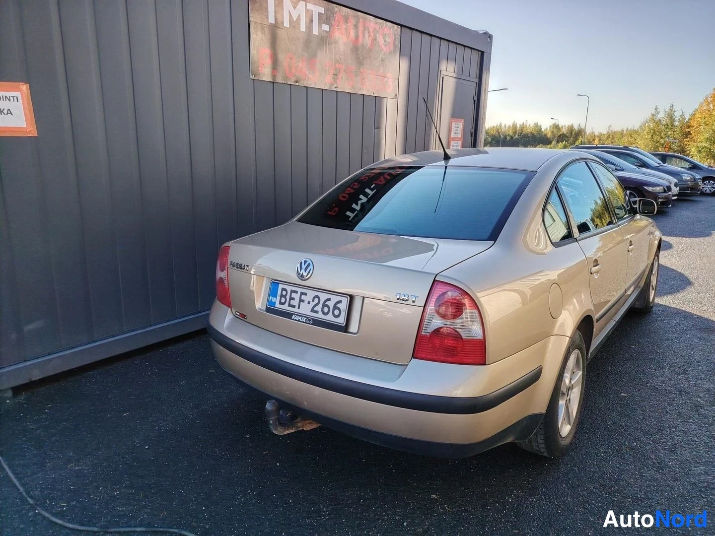 Takaviisto: Volkswagen Passat -sedanin takakolmiasento, takapaneeli ja kylki näkyvät, rekisterikilpi