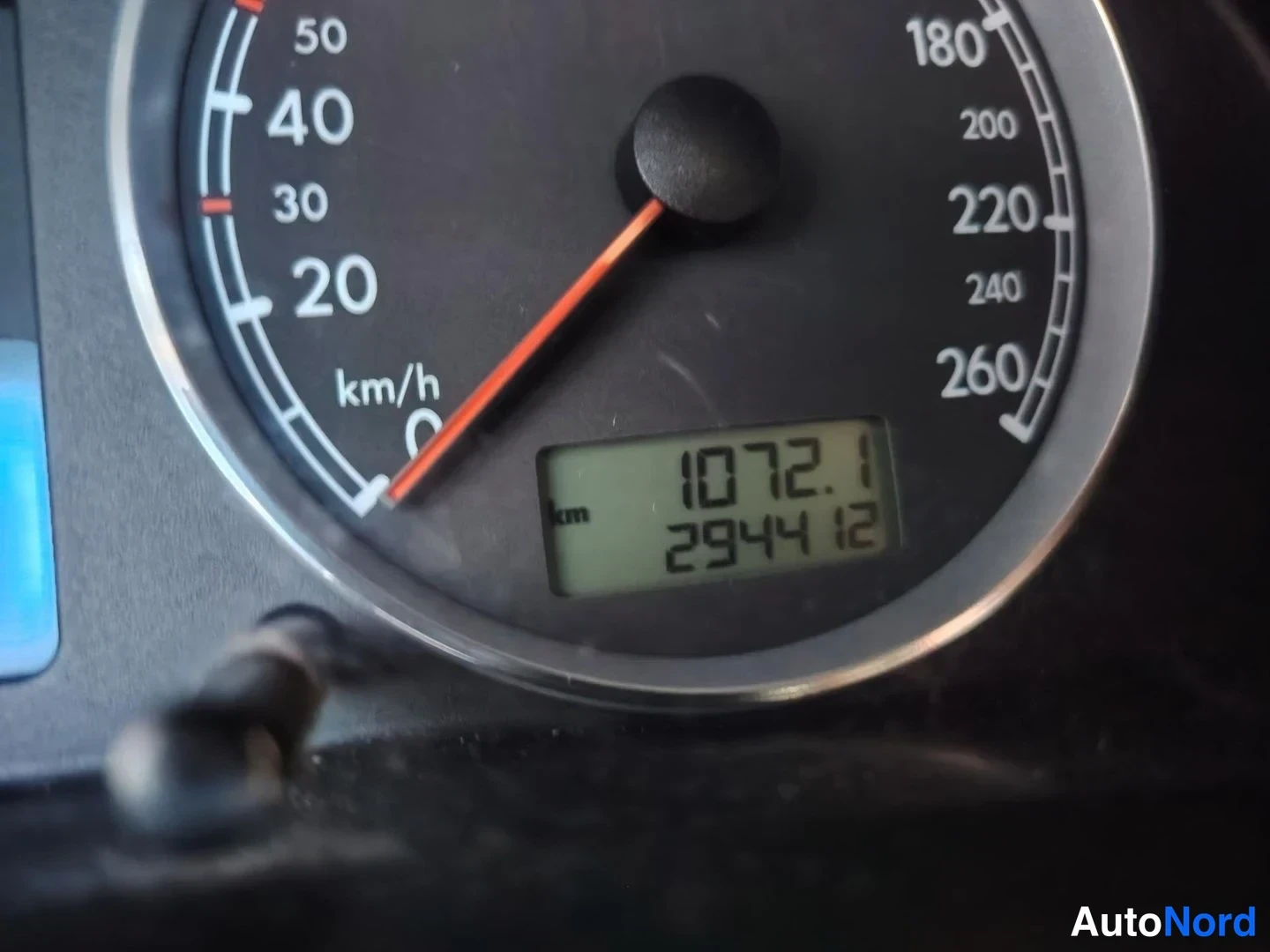 Muu: Nopeusmittarin ja matkamittarin lähikuva: näyttö tienäyttää 1072,1 km ja kokonaislukema 294412 km.