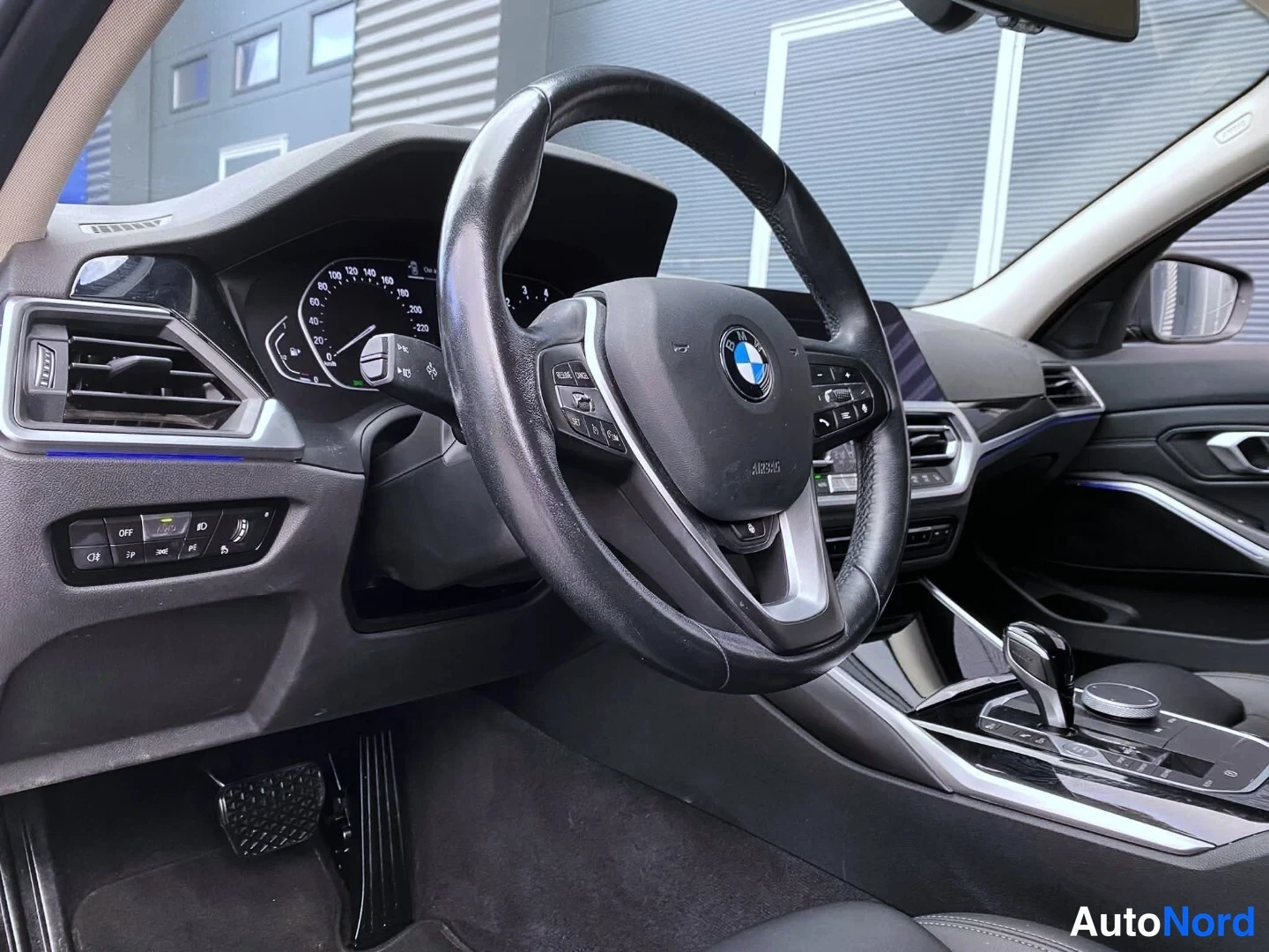 Muu: BMW-ohjauspyörä, mittaristo ja automaattivaihteen valitsin keskikonsolissa.