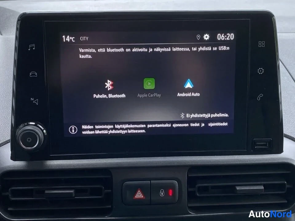 Yksityiskohta: Infotainment-näytön puhelun yhdistämisvalikko vaihtoehdoilla Puhelin, Bluetooth, Apple CarPlay ja Android Auto; teksti 'Ei yhdistettyjä puhelimia' ja kello 06:2