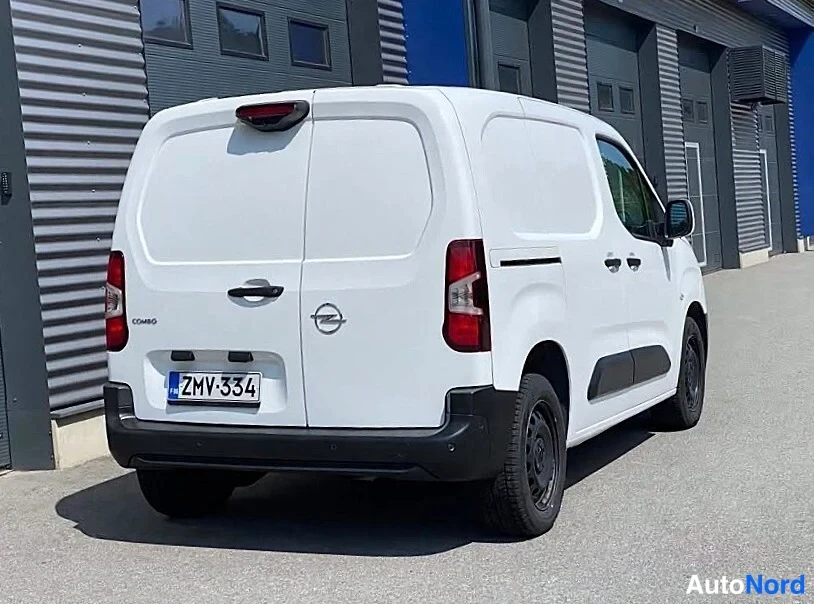 Takaviisto: Valkoinen pakettiauto takaa vasemmalta, rekisterikilpi, takaluukussa COMBO-teksti.