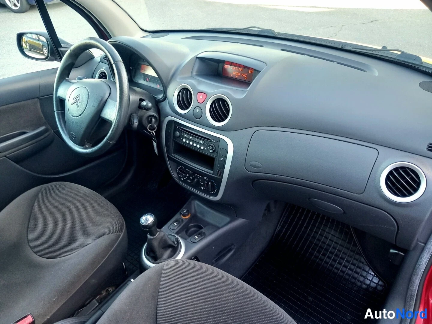 Yksityiskohta: Ohjaamo vasemmalta: Citroënin ratin, kojelaudan ja vaihtajanäkymä; manuaalivaihto ja radio.