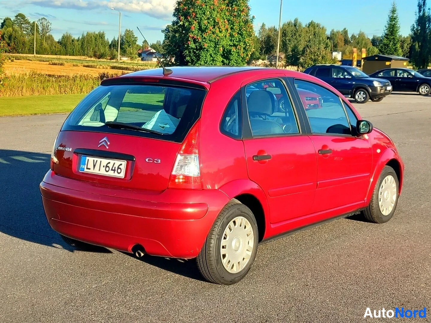 Takaviisto: Punainen Citroën C3 -henkilöauto takaa kuvattuna, rekisterikilpi.