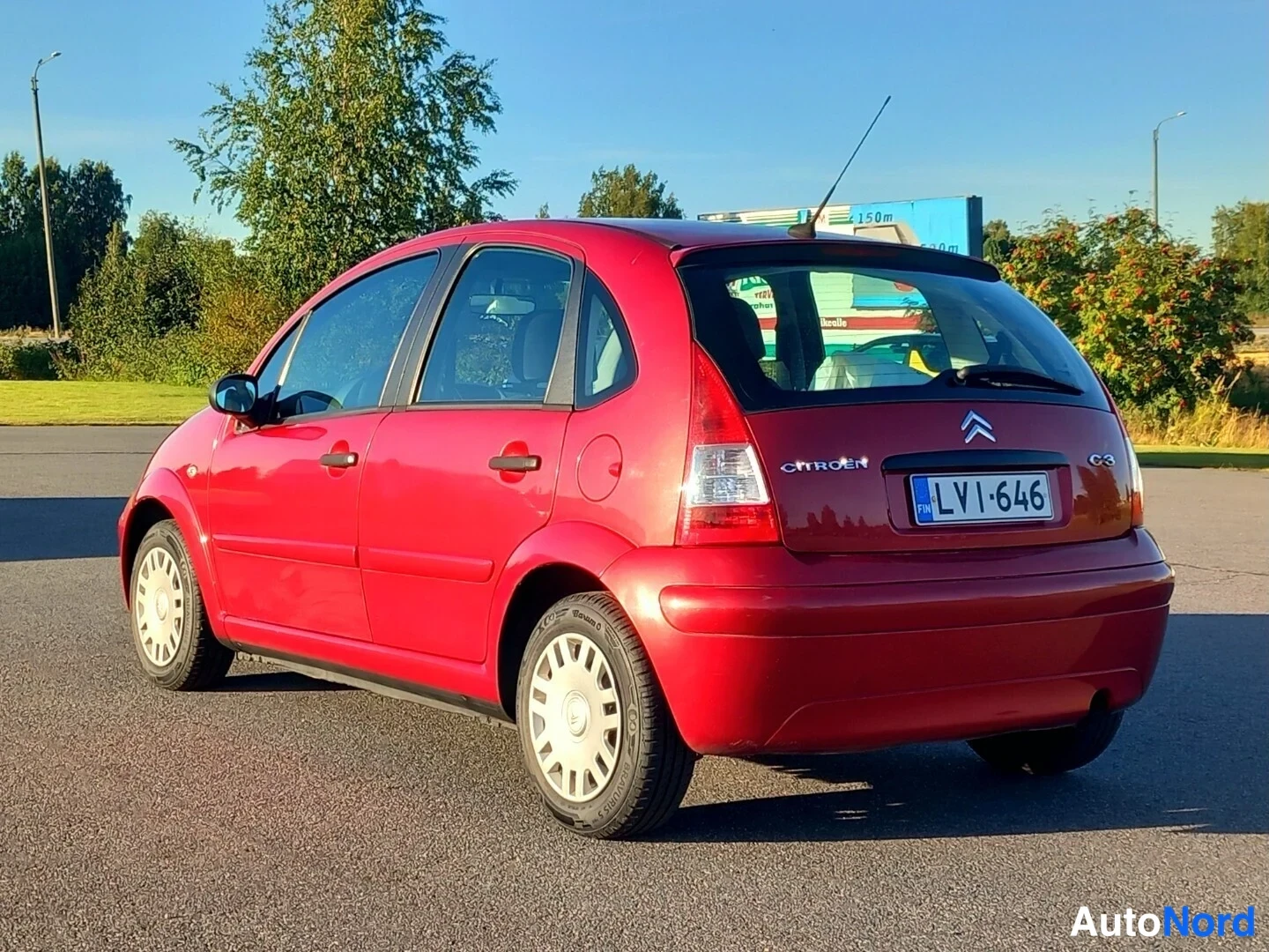Takaviisto: Punainen Citroën C3 -viistotakakuva, rekisterikilpi.