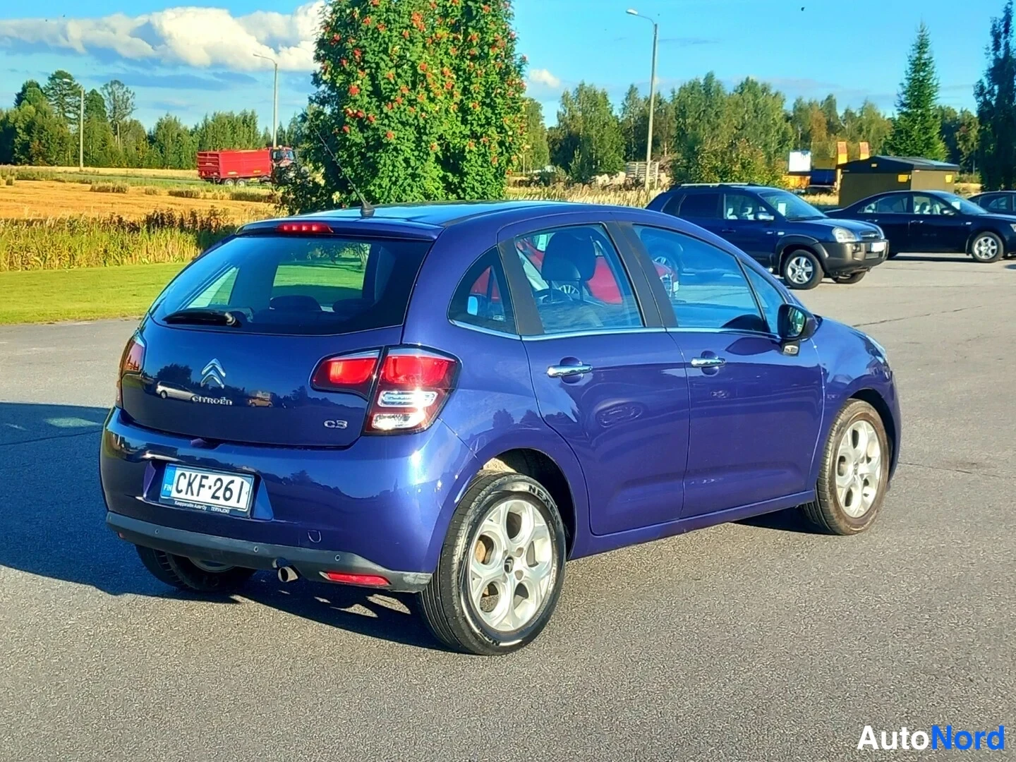 Takaviisto: Sininen Citroën C3 viistosti takaa vasemmalta, takaluukussa Citroën-merkintä, rekisterikilpi.