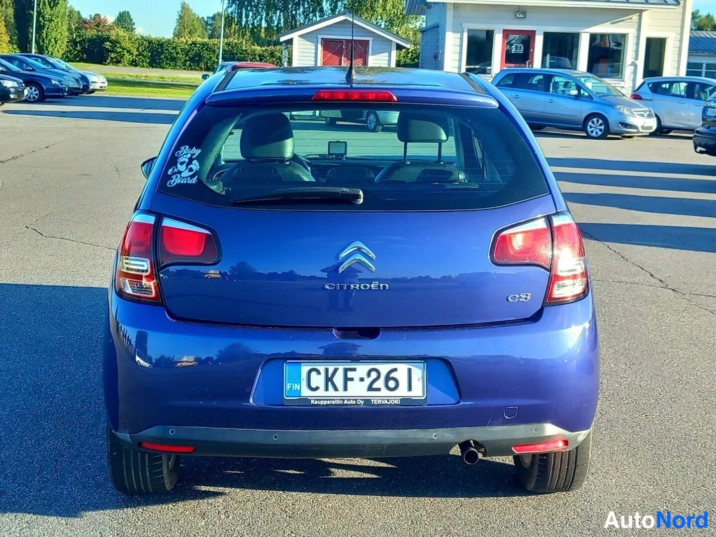 Takaa: Sinisen Citroën C3:n takaosa; rekisterikilpi.