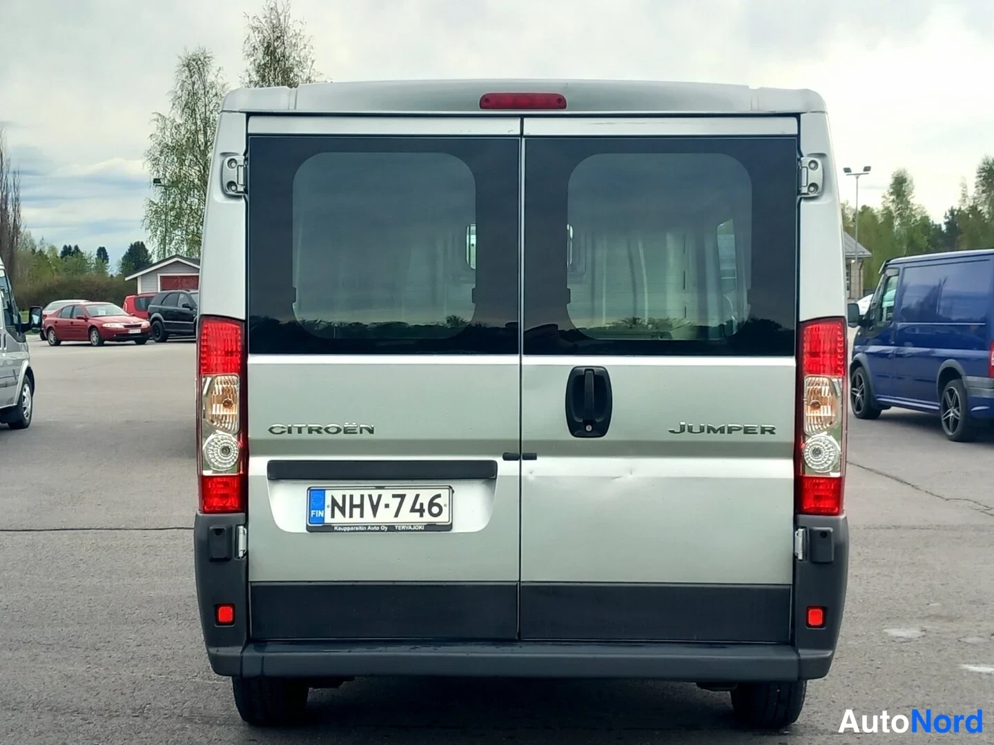 Takaa: Citroën Jumper -pakettiauton takaosa, hopeanharmaa kori ja rekisterikilpi.