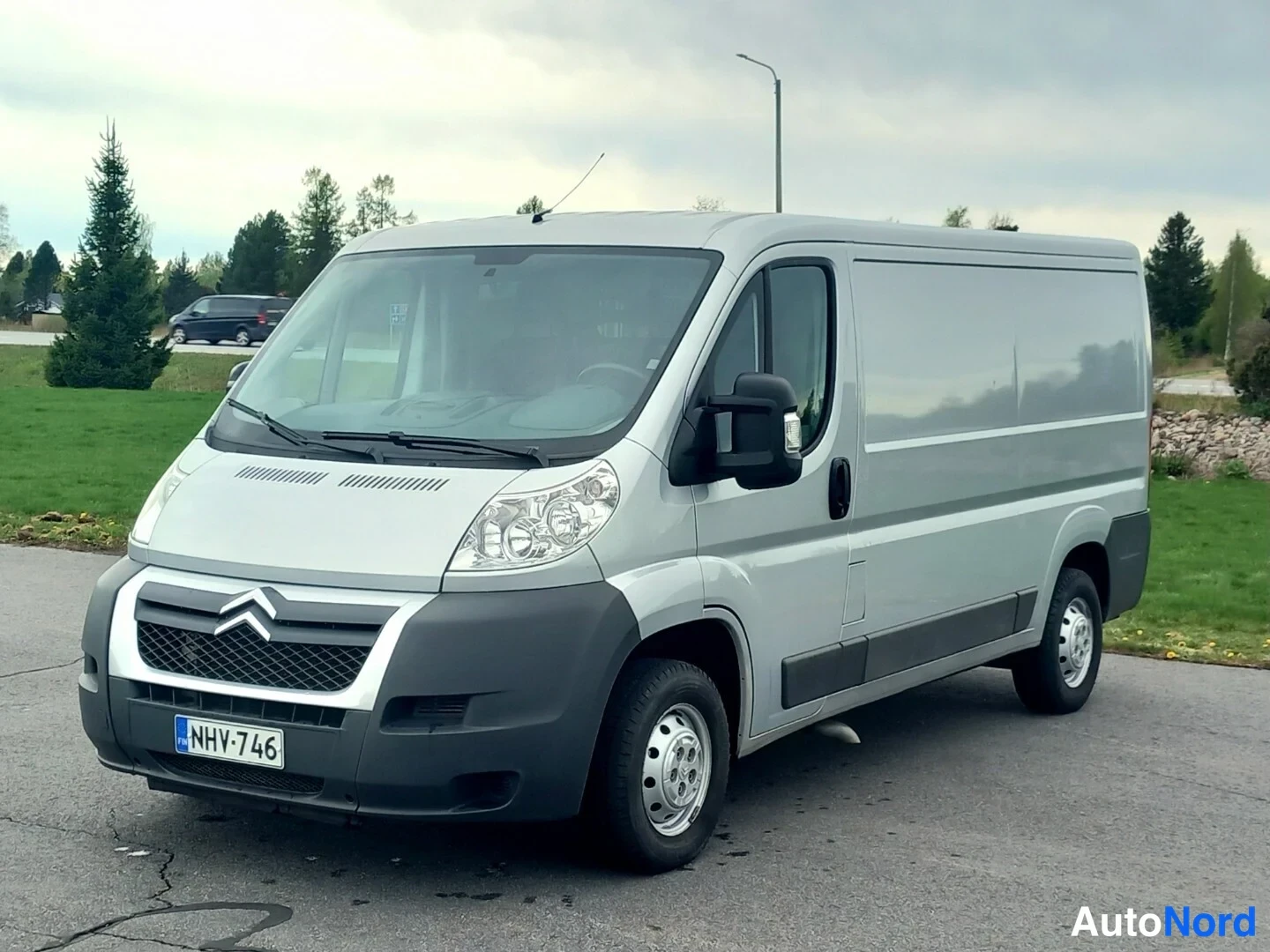 Etuviisto, nokka vasemmalle: Hopeanharmaa Citroen-pakettiauto kolmella neljäsosasta edestä vasemmalta, rekisteritunnus.