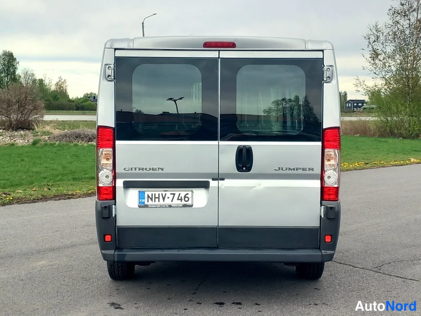 Takaa: Citroën Jumperin takaosa: takaluukut Citroën- ja Jumper-tekstillä, rekisterikilpi.