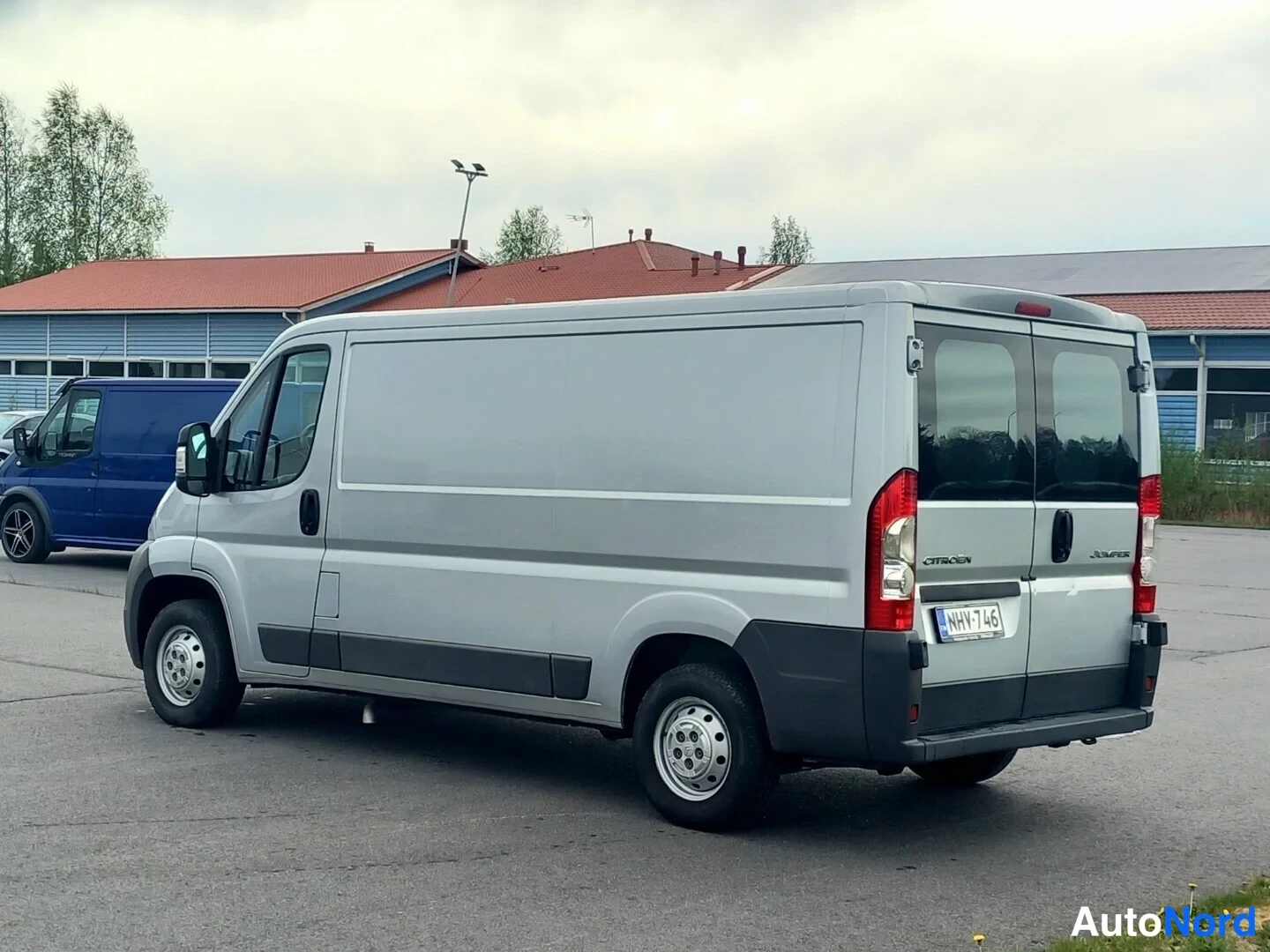 Takaviisto: Citroën Jumper -pakettiauto takaa viistosti oikealta kuvattuna, hopeanvärinen kori, rekisterikilpi.