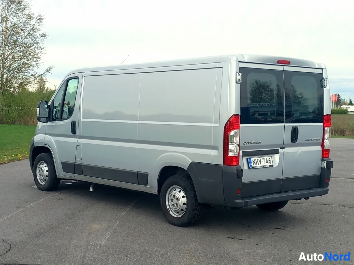 Takaviisto: Citroën Jumper -pakettiauto takaa viistosti oikealta kuvattuna, hopeanvärinen kori, rekisterikilpi.