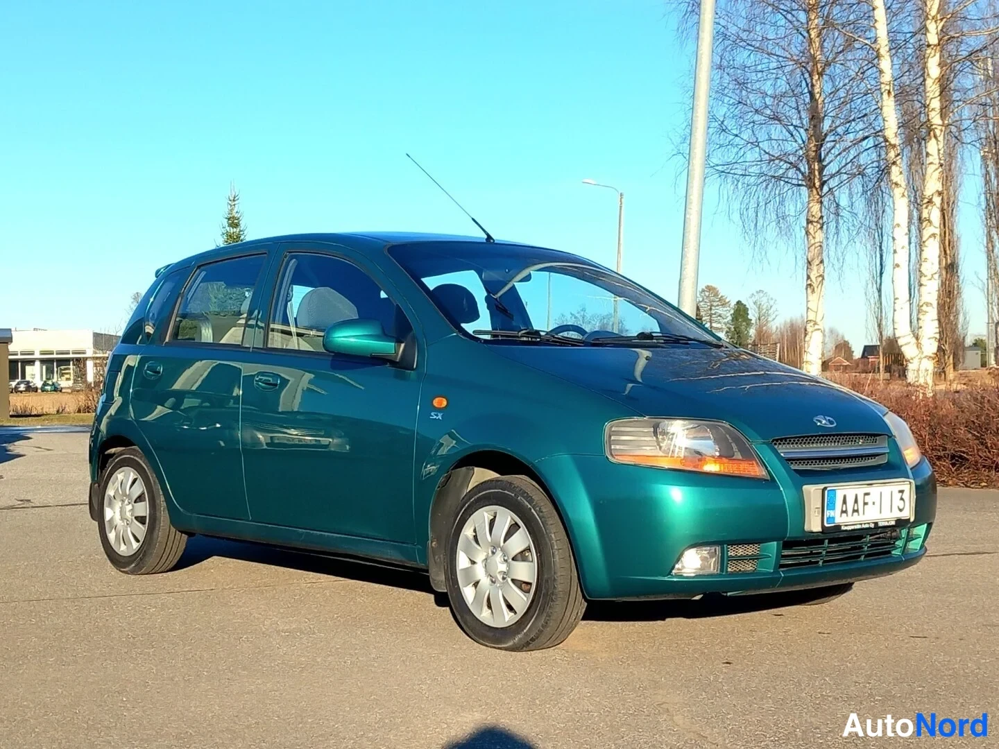 Etuviisto, nokka oikealle: Daewoo Kalos viistosti edestä oikealta, tummanvihreä viistoperä, rekisterikilpi.