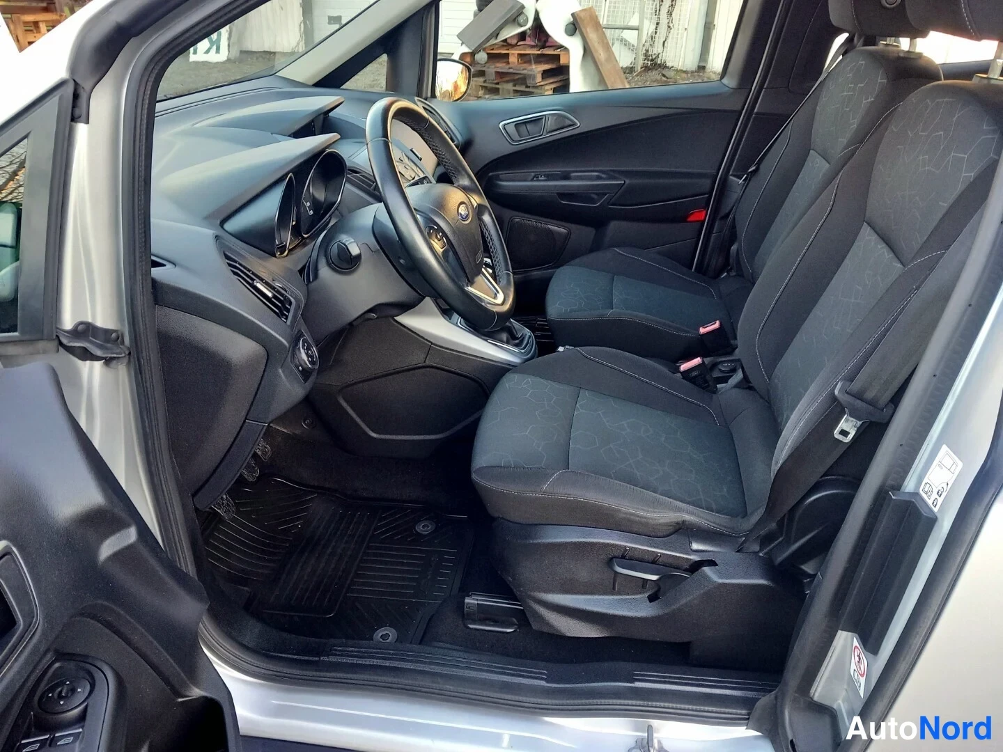 Muu: Autohallin auton etupenkki ja etumatkustajan ovi auki