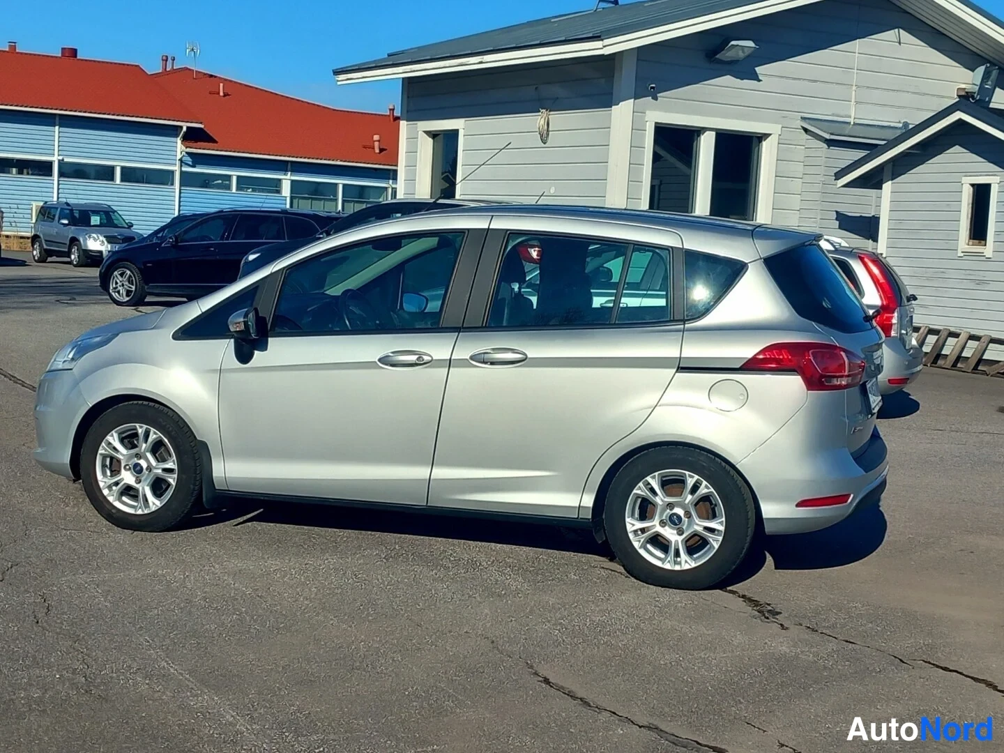 Takaviisto: Hopeanvärinen Ford B-Max sivulta takaa viistosti kuvattuna, rekisterikilpi näkyy takaisten valojen välissä.
