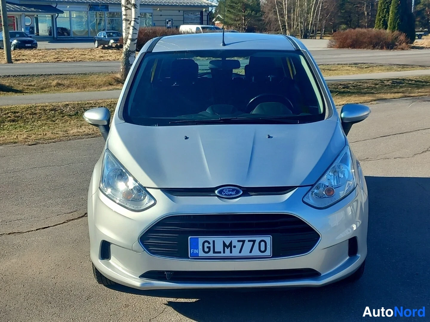 Edestä: Hopeanvärinen Ford B-Max edestäpäin kuvattuna, rekisterikilpi.