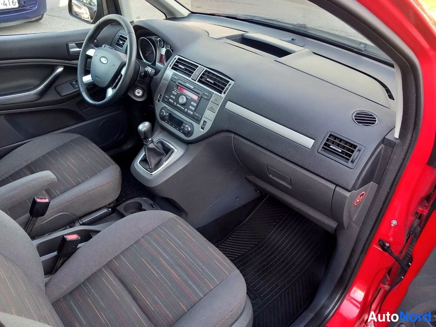 Muu: Ohjaamo vasemmalta:Ford-ohjauspyörä,manuaalivaihteanumetri ja radio