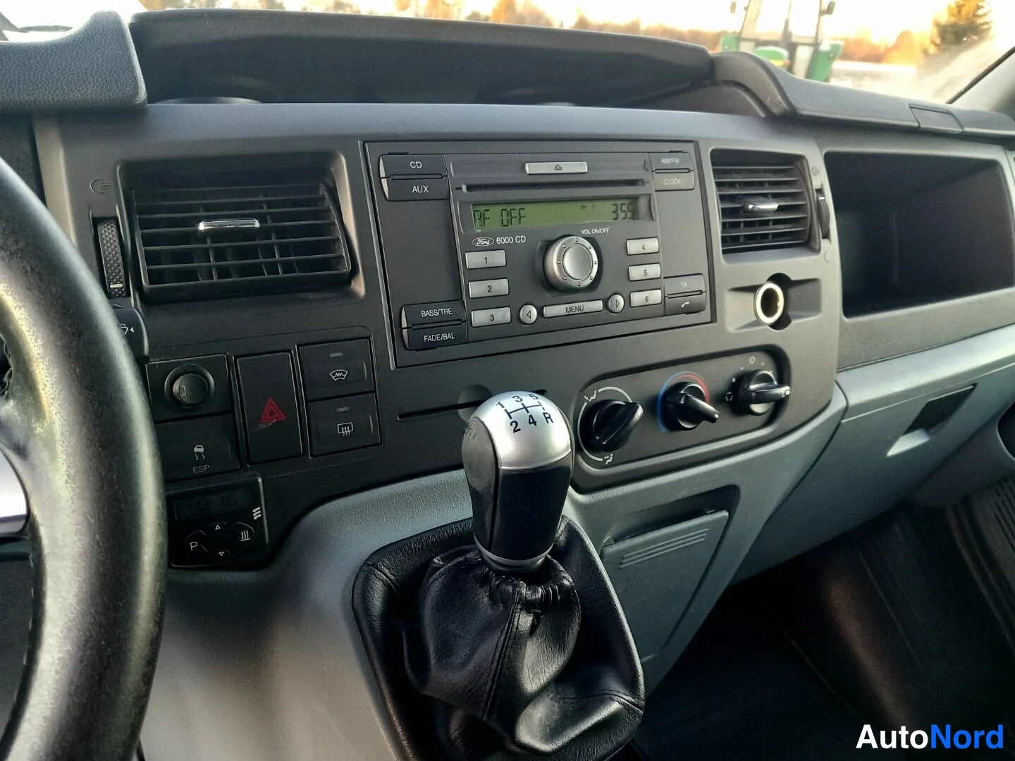Yksityiskohta: Kojelauta lähikuvassa: Ford 6000 CD -radio, käsivaihtaja ja ilmastointisäätimet.
