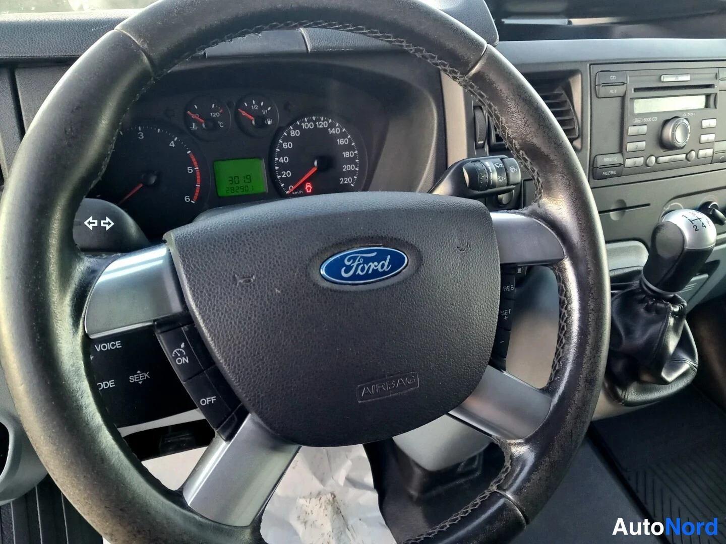Muu: Ohjaamossa Ford-merkkinen ohjauspyörä, mittaristo, vaihteenvalitsin ja radionäyttö.