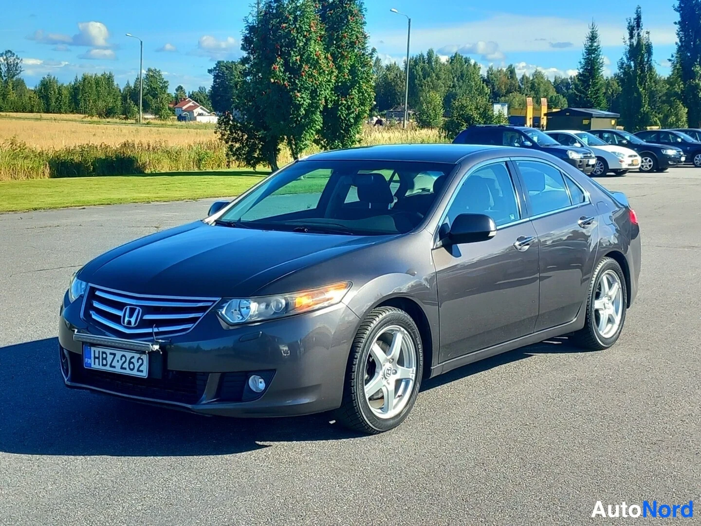 Etuviisto, nokka vasemmalle: Honda Accord -sedan vinosti edestä vasemmalta kuvattuna, keulagrafia ja rekisterikilpi näkyvissä.