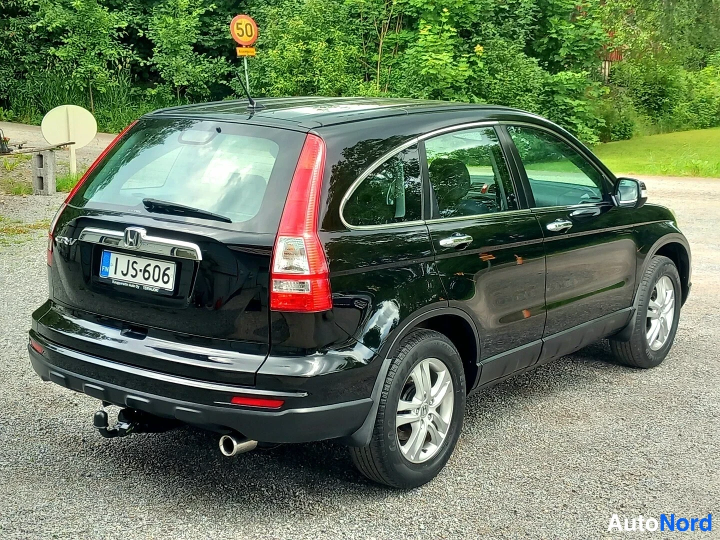 Takaviisto: Musta Honda CR-V takaa sivulta, rekisterikilpi, takaosa ja oikea kylki näkyvissä, vetokoulu ja pakoputki näkyvät.