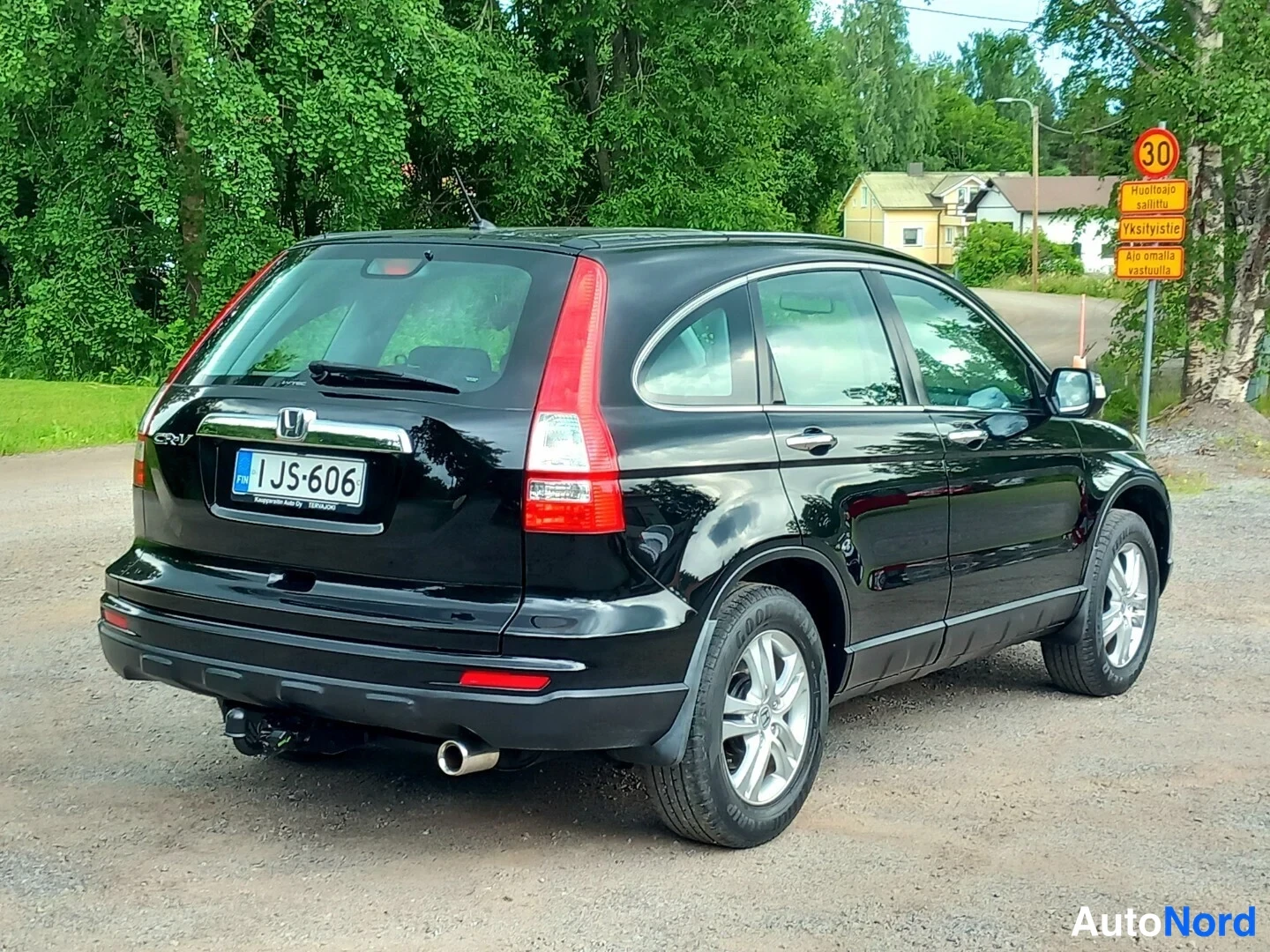 Takaviisto: Mustan Honda CR-V:n takakolmasosan kuva: rekisterikilpi JS-606, TL-merkintä ja hinauskoukku takapuskissa.