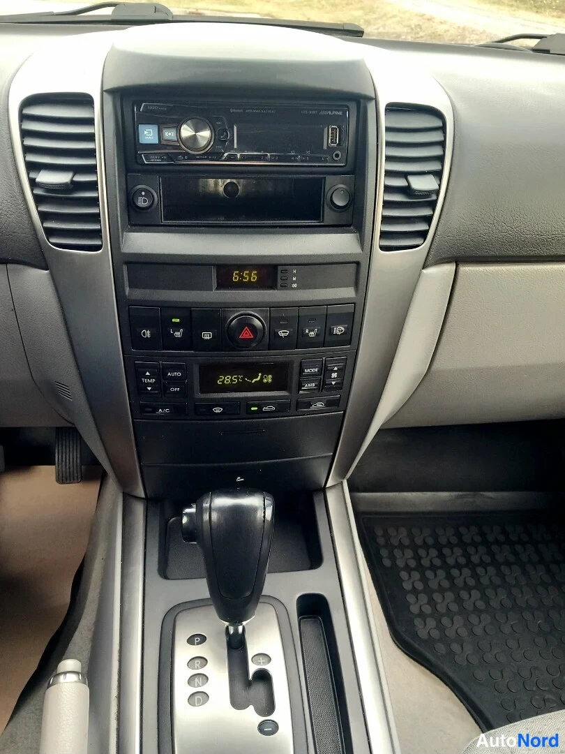 Muu: Kojelaudan keskusta: Pioneer-radiosoitin, automaattivaihteen valitsin ja ilmastointipaneeli.
