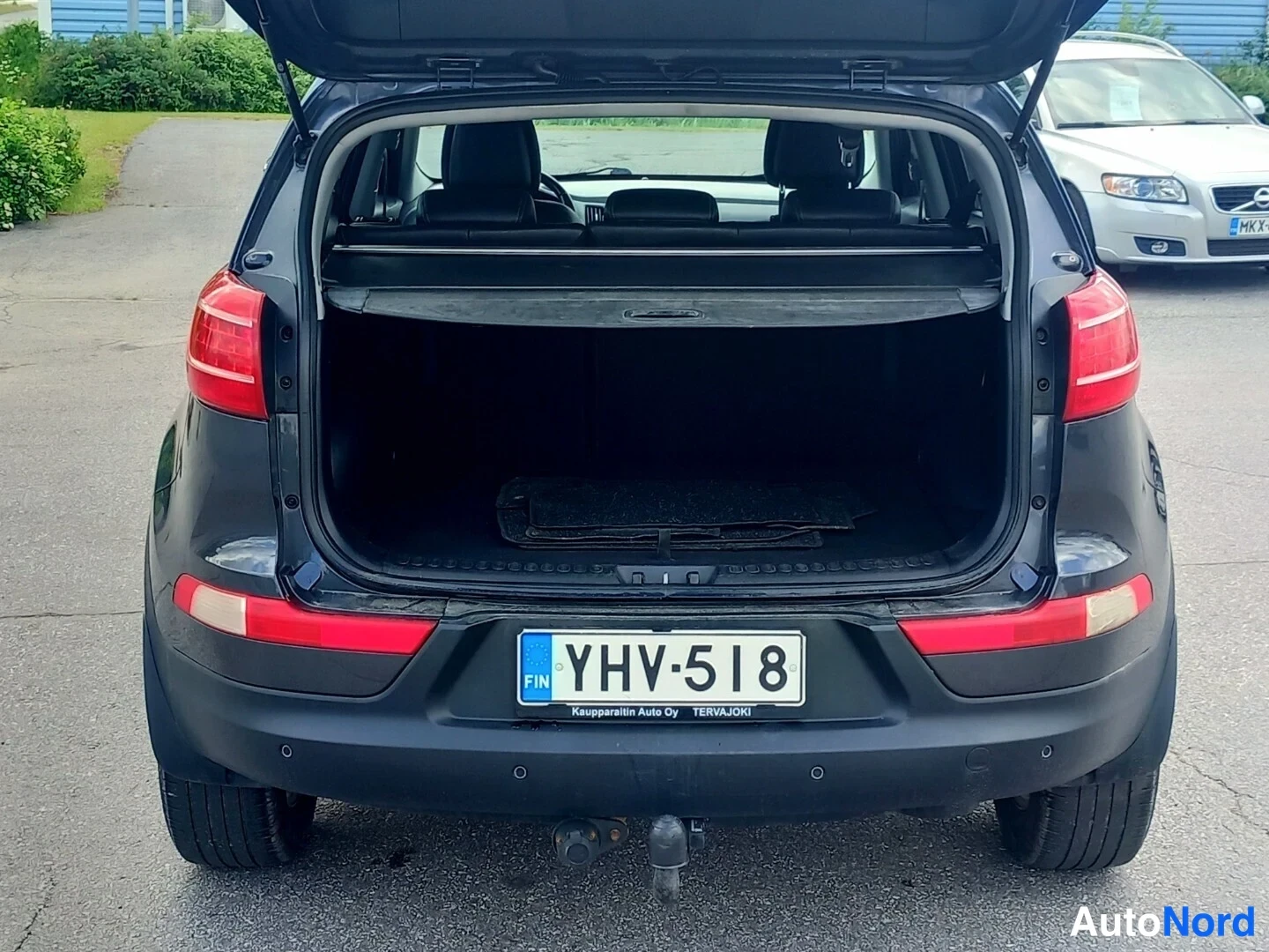 Takaa: Kia Sportage, takaluukku auki, avattu tavaratila ja rekisteri