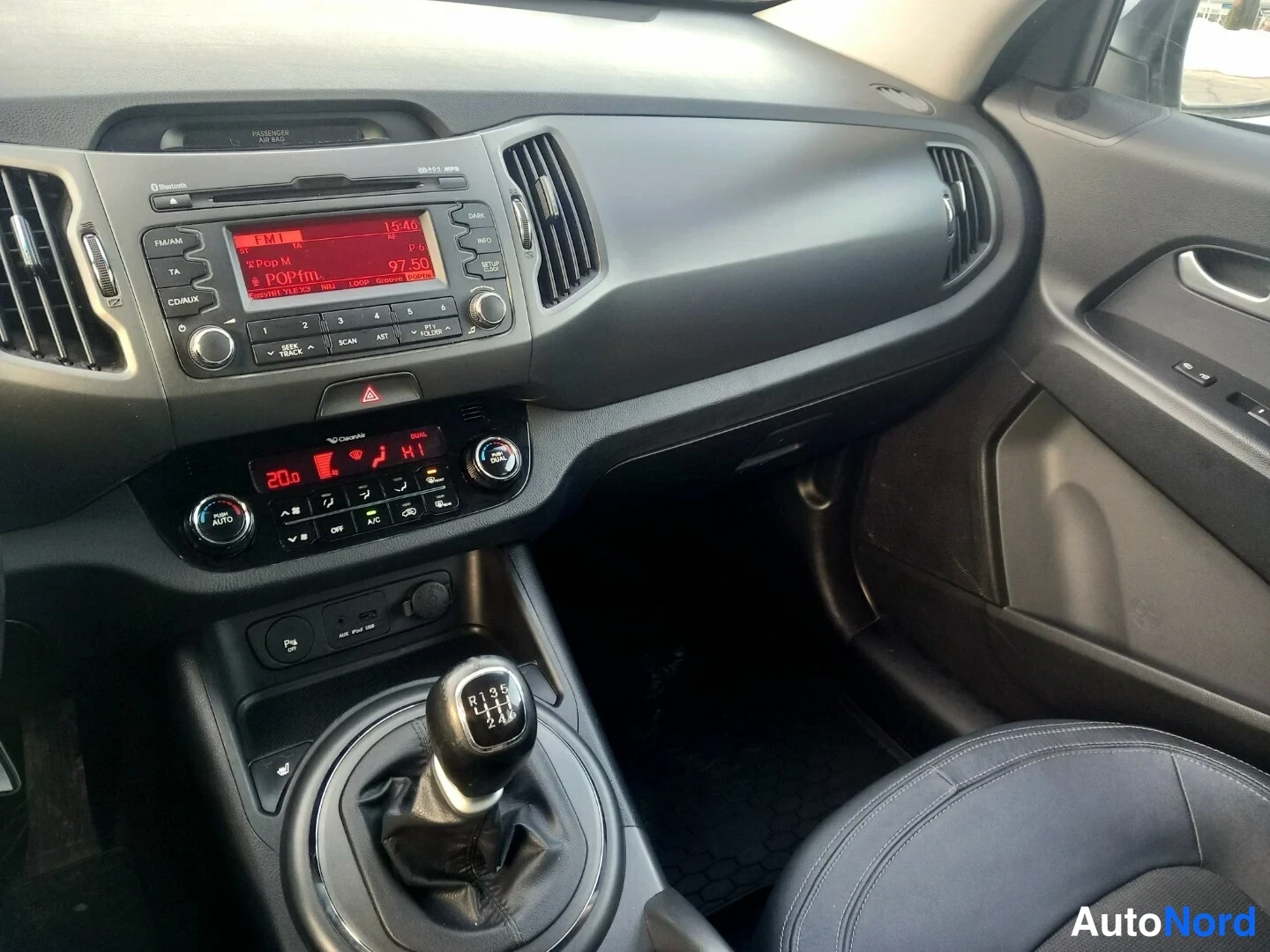 Muu: Etumatkustajan puoleinen kojelauta ja matkustajan ovi: radio (97.50), automaattinen ilmastointi (A/C, AUTO), ESP OFF- ja ESP AUTO-napit sekä osa istuimesta.