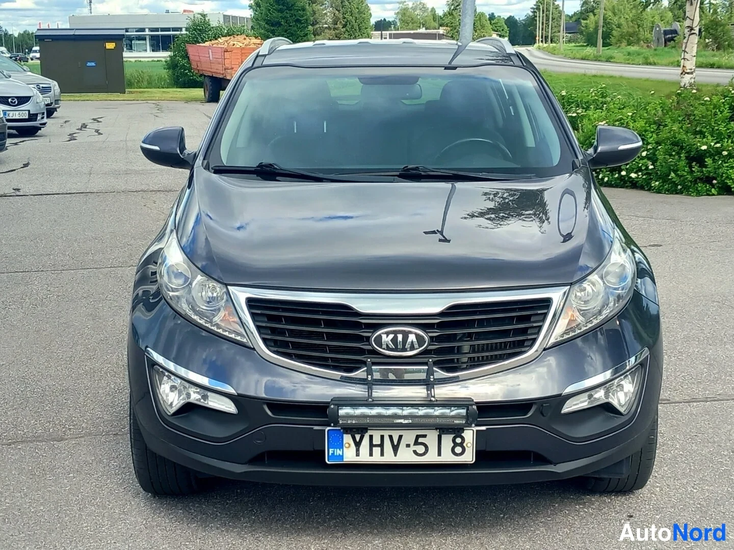 Edestä: Kia Sportage, suora etunäkymä, tummanharmaa