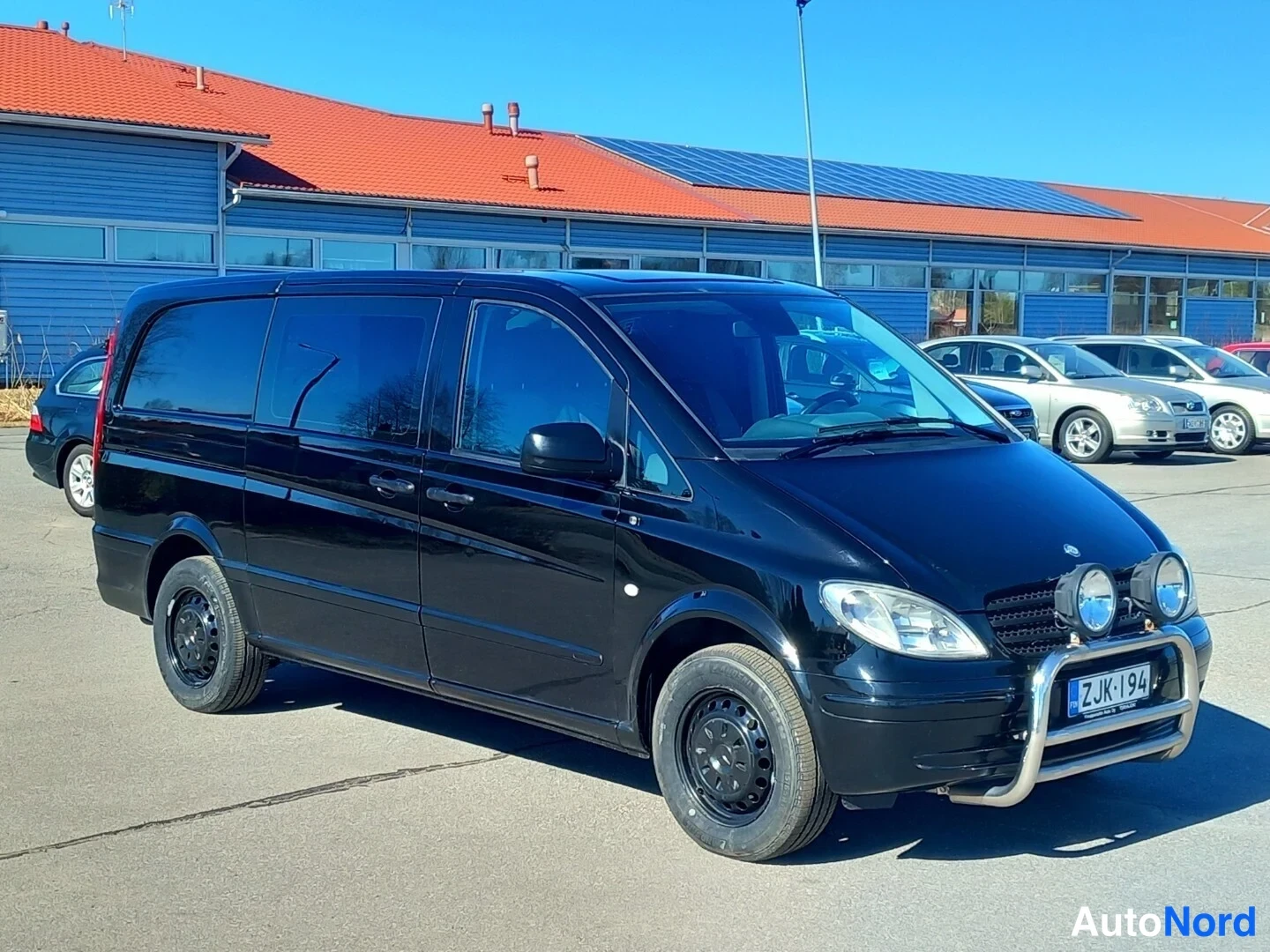 Etuviisto, nokka oikealle: Musta Mercedes Vito -pakettiauto etukulasta oikealta,ATION冰冷оп替 etupuskurissathreshold jokes