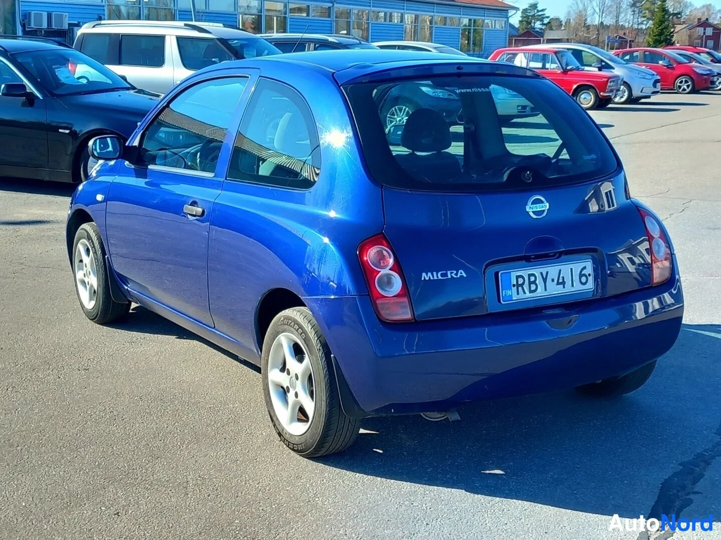 Takaviisto: Auton takaosa ja vasen sivu; MICRA-tunus, Nissan-merkki ja rekisterikilpi luettavissa.