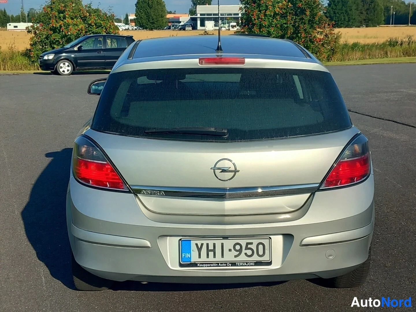 Takaa: Hopeanvärinen Opel Astra takaapäin, rekisterikilpi.