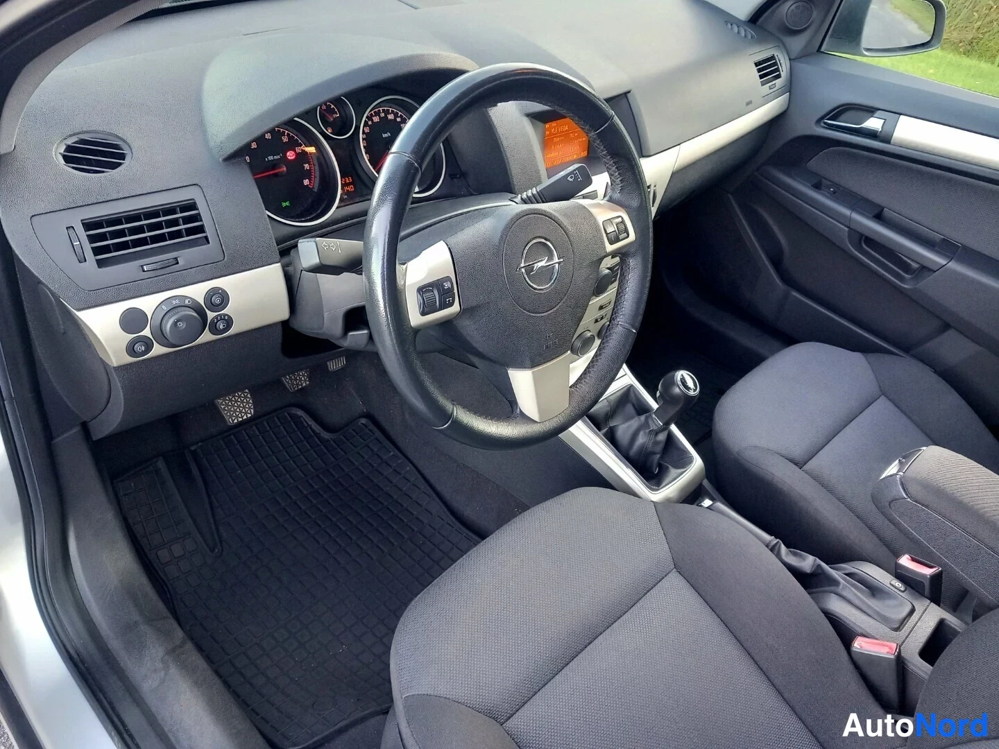 Ohjaamo: Front seats, steering wheel and dashboard in dark interior