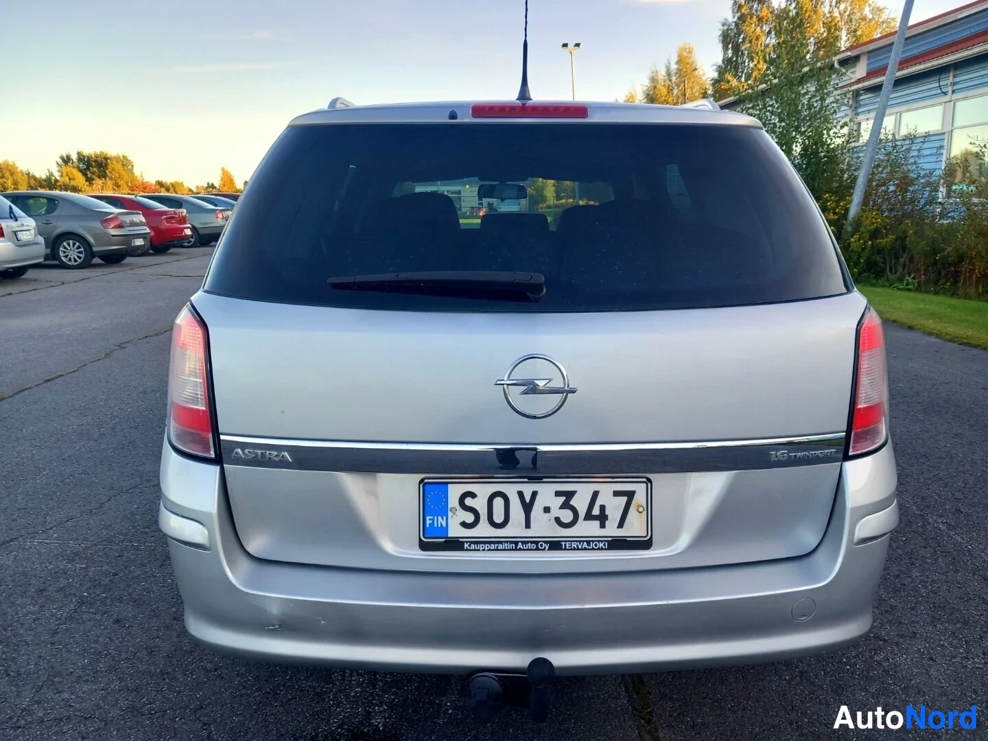 Takaa: Autoa takaa: Opel Astra -merkintä, rekisterikilpi ja vetokoukku.
