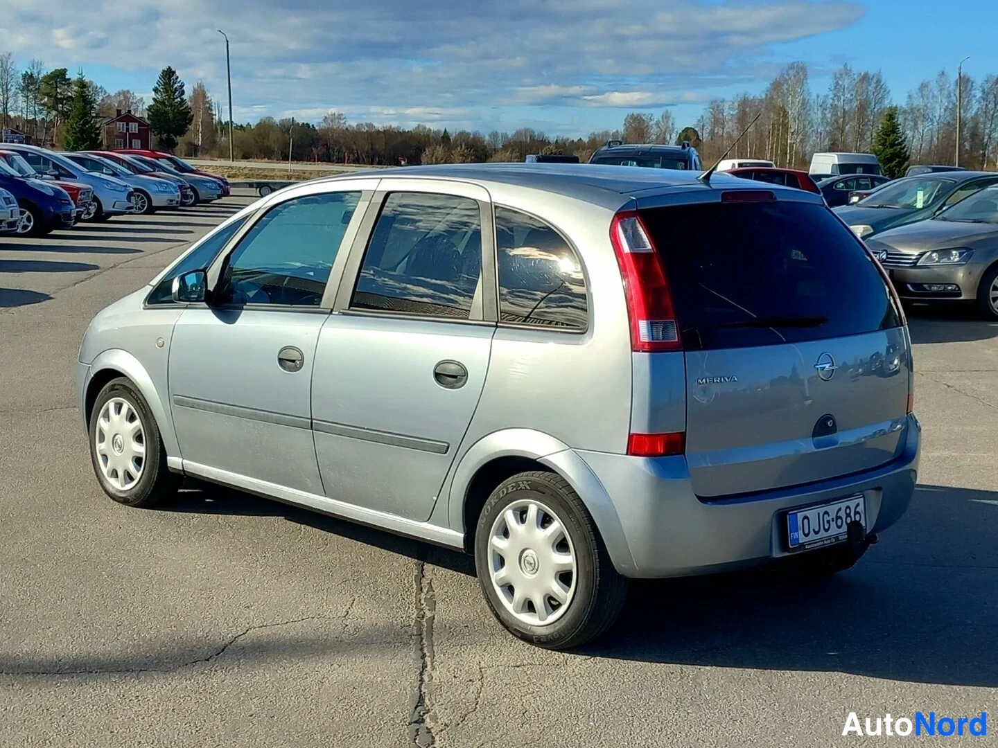 Takaviisto: Opel Meriva taka- ja sivulta, Meriva-merkintä takaluukussa, rekisterikilpi.