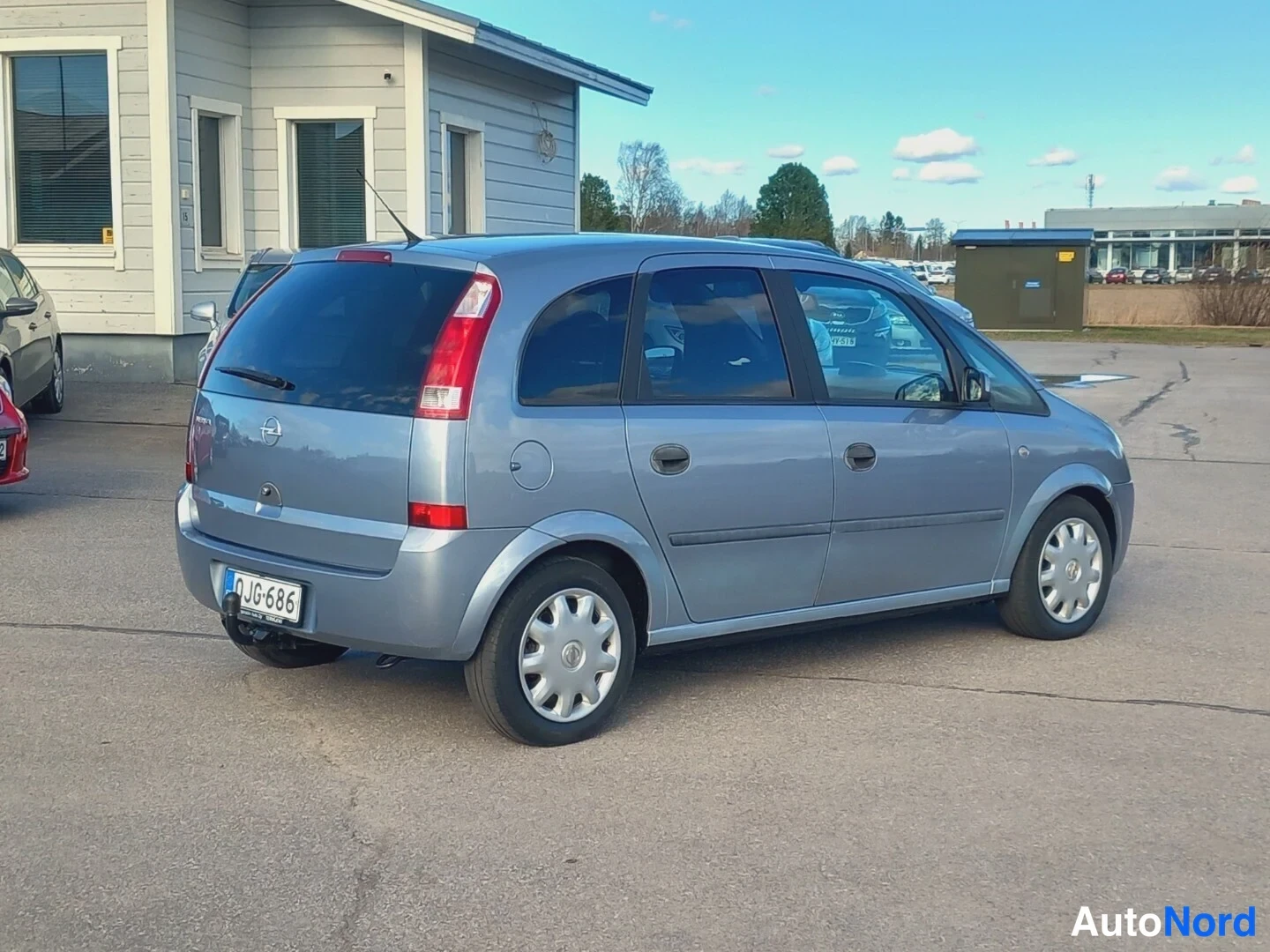 Takaviisto: Opel Meriva takakulmasta, rekisterikilpi.