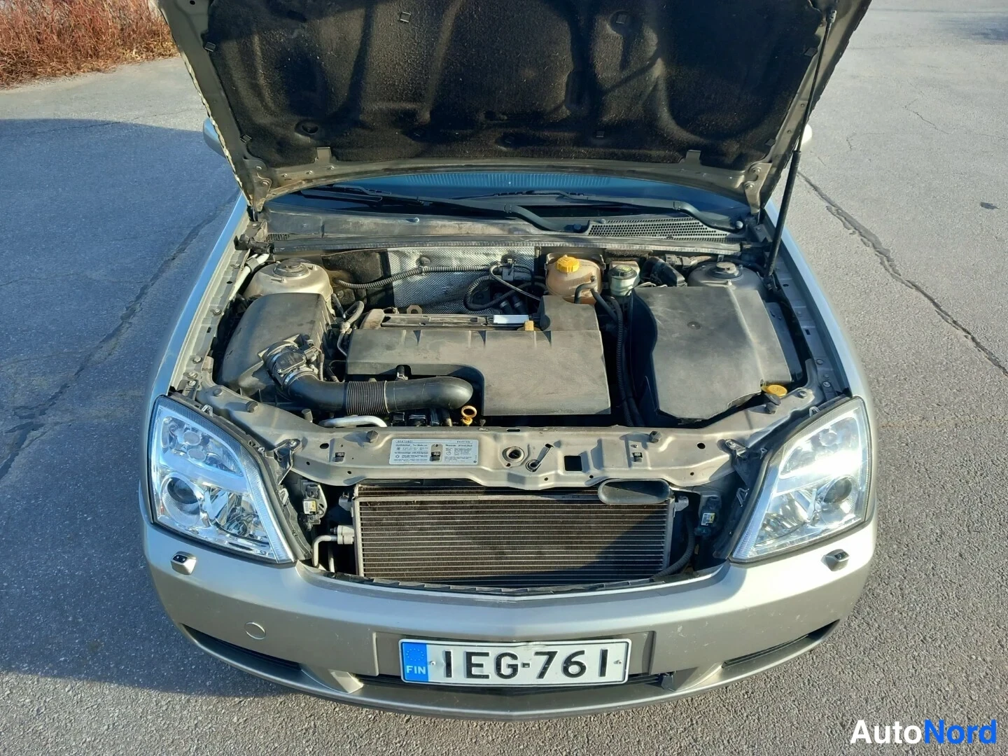 Edestä: Opel Vectran konepelti auki, moottoritila ja etupää näkyvissä, rekisterikilpi