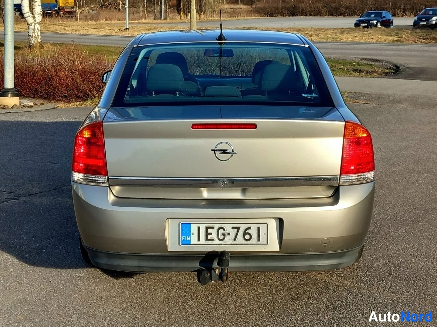 Takaa: Opel Vectra takaa, Opel-merkki takaluukissa, rekisterikilpi ja vetokoukku