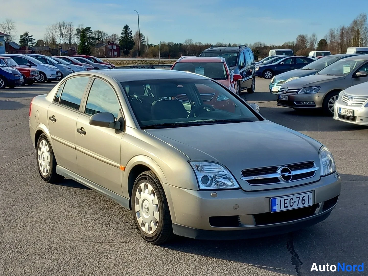 Etuviisto, nokka oikealle: Hopeanvärinen Opel Vectra -sedan kolmella neljäosakulmasta edestä oikealta, rekisterikilpi.