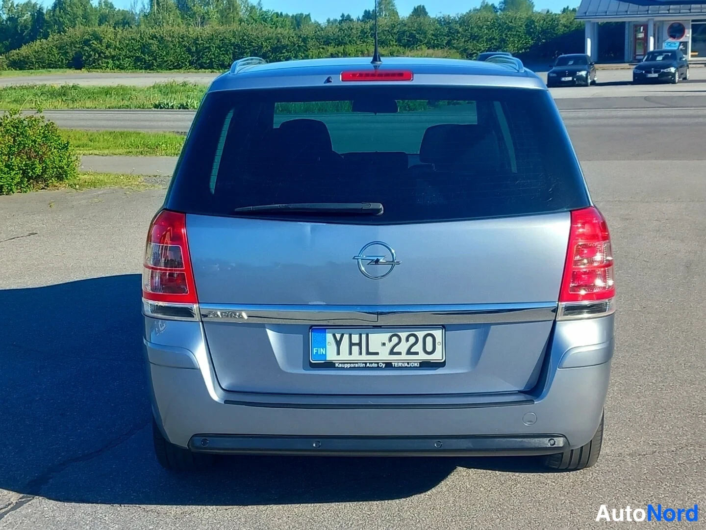 Takaa: Opel Zafira suoraan takaa, rekisterikilpi ja kaupparin logo
