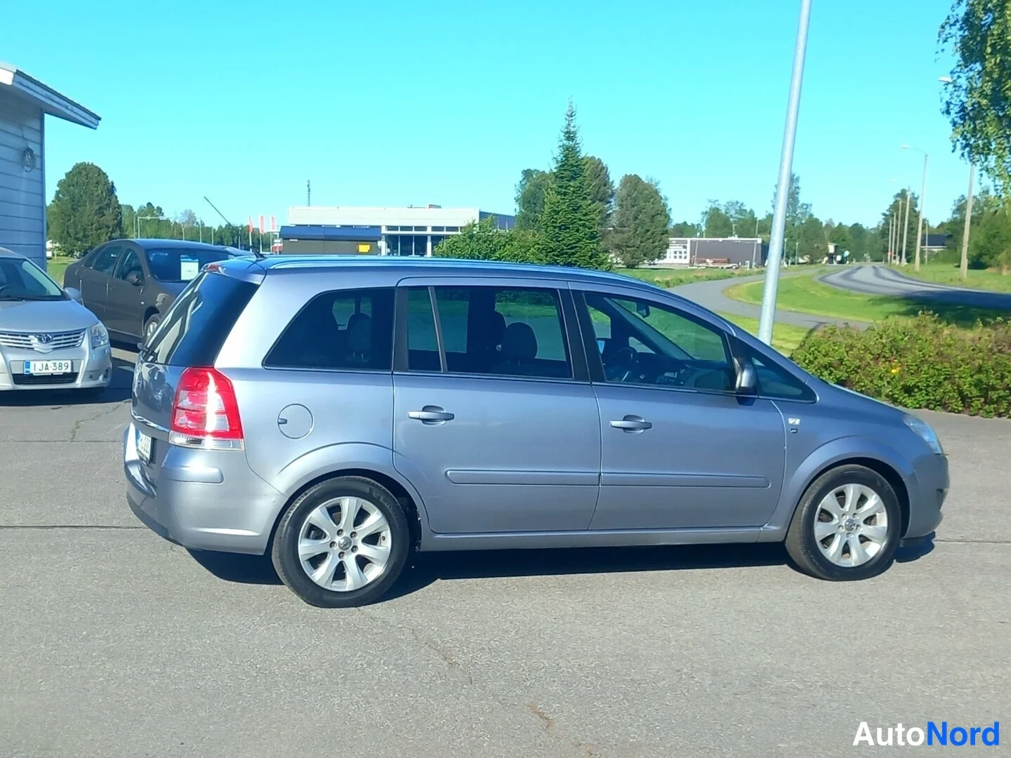 Takaviisto: Opel Zafira -henkilöauto takakulmasta, takaosa vasemmalla, hopeanharmaa koriväri.