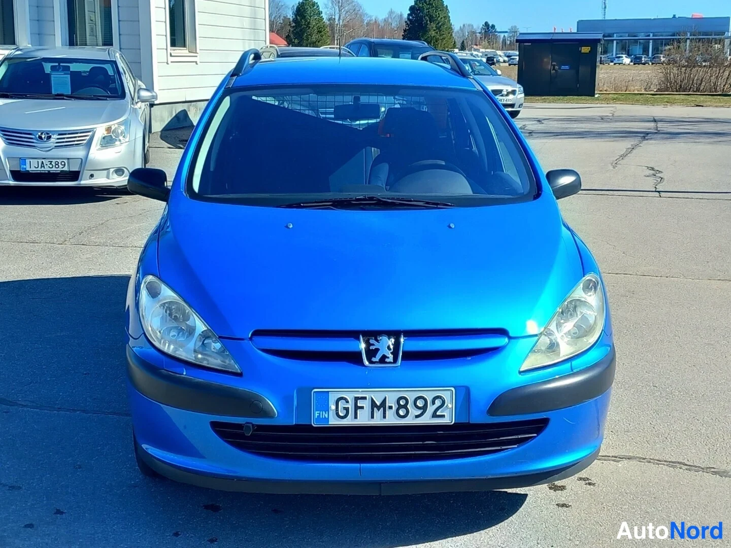 Edestä: Sinisen Peugeot 307:n etupää edestäpäin, rekisterikilpi