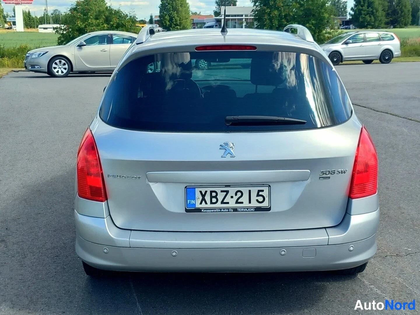 Takaa: Peugeot 308 SW:n takanäkymä, rekisteritunnus, Kauhajoen Auto Dy Terva-joen kilpi.